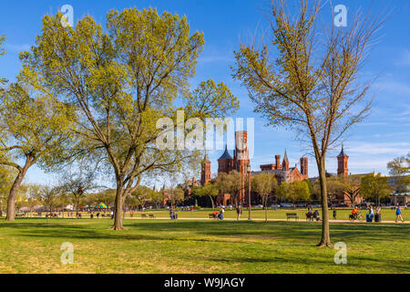 Vista del Smithsonian Castle e National Mall in primavera, Washington D.C., Stati Uniti d'America, America del Nord Foto Stock