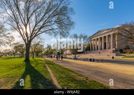 Vista della Galleria Nazionale di arte sul National Mall in primavera, Washington D.C., Stati Uniti d'America, America del Nord Foto Stock