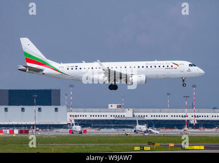 La Bulgaria Air Embraer EMB-190-100IGW (LZ-VAR) a Malpensa (MXP / LIMC), Milano, Italia Foto Stock