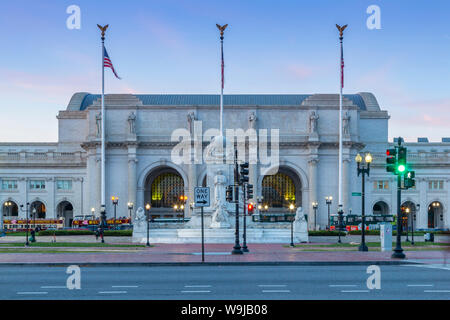 Vista dell'esterno della stazione di unione al crepuscolo, Washington D.C., Stati Uniti d'America, America del Nord Foto Stock