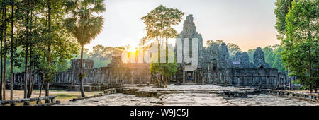 Tempio Bayon in Angkor al tramonto Foto Stock