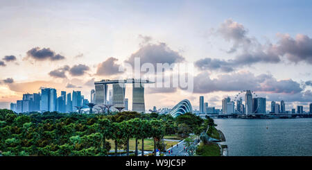 Giardini dalla baia di Marina Bay Sands in Singapore Foto Stock