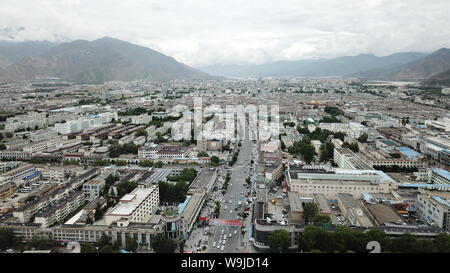 Lhasa. 10 Ago, 2019. Foto aerea presa il 10 agosto, 2019 mostra una vista di Lhasa, la capitale del sud-ovest della Cina di regione autonoma del Tibet. Splendide riprese aeree display affascinante scenario di Lhasa a un'altitudine di 3.650 metri sopra il livello del mare. Credito: Wang Yiliang/Xinhua/Alamy Live News Foto Stock