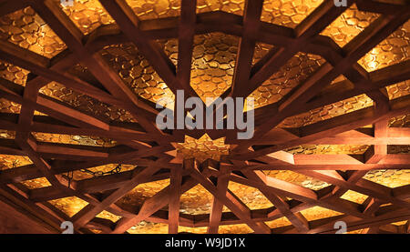 Bella lampada vintage di legno e metallo dorato. Cafe interior. Foto Stock