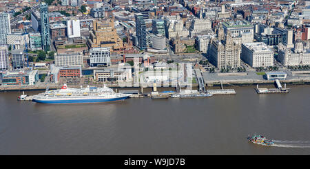 Un Fred Olsen line nave da crociera, Black Watch e il Dazzle Mersey Ferry shot dall'aria, Liverpool, Waterfront, North West England, Regno Unito Foto Stock