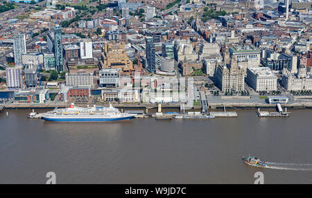 Un Fred Olsen line nave da crociera, Black Watch e il Dazzle Mersey Ferry shot dall'aria, Liverpool, Waterfront, North West England, Regno Unito Foto Stock