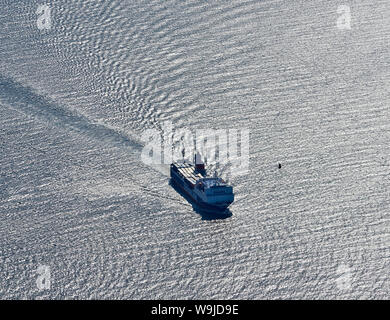 Una veduta aerea di Isola di Man ferries avvicinando Heysham Harbour, North West England, Regno Unito Foto Stock