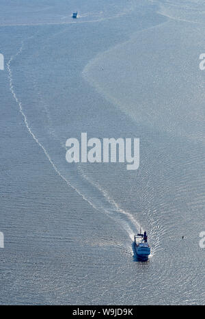 Una veduta aerea di Isola di Man ferries avvicinando Heysham Harbour, North West England, Regno Unito Foto Stock