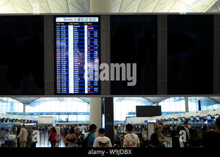 Hong Kong. 14 Agosto, 2019. Aeroporto di Hong Kong è stata riaperta oggi con accesso limitato per i viaggiatori in possesso di una valida carta di imbarco e passaporto unico. Questo giunge dopo che l'aeroporto è stato occupato per quasi una settimana. L'anti-extradition bill proteste sono una serie di manifestazioni in corso ad Hong Kong contro il fuggitivo i trasgressori e la reciproca assistenza giuridica in materia penale legislazione Bill proposto dal governo di Hong Kong. Credito: Joshua Preston/Alamy Live News Foto Stock