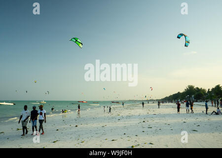 Il kitesurfing in Oceano Indiano fotografato sulla costa est, Zanzibar Foto Stock