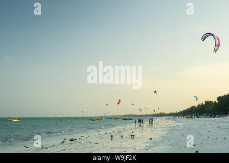 Il kitesurfing in Oceano Indiano fotografato sulla costa est, Zanzibar Foto Stock