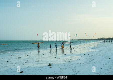 Il kitesurfing in Oceano Indiano fotografato sulla costa est, Zanzibar Foto Stock