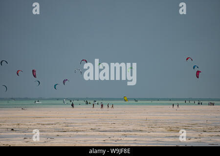 Il kitesurfing in Oceano Indiano fotografato sulla costa est, Zanzibar Foto Stock