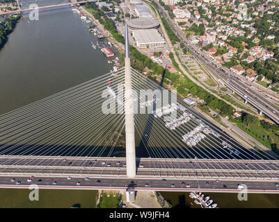 Ada ponte di Belgrado su una soleggiata giornata estiva Foto Stock