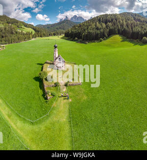 San Giovanni in Ranuithe chiesa in Val di Funes e la vista verso il Geisler Gruppe montagne, Sankt Magdalena - Santa Maddalena Alta, , S Foto Stock