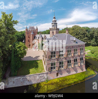 Il castello di Nijenrode, Breukelen, Utrecht, , Paesi Bassi, 30071436.Caption locale *** castello, acqua, alberi, molla, foto aerea, Foto Stock