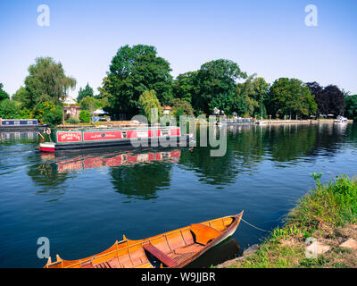 Barca tradizionale e stretta barca, Thames percorso nazionale, il fiume Tamigi, Staines-upon-Thames, Surrey, England, Regno Unito, GB. Foto Stock
