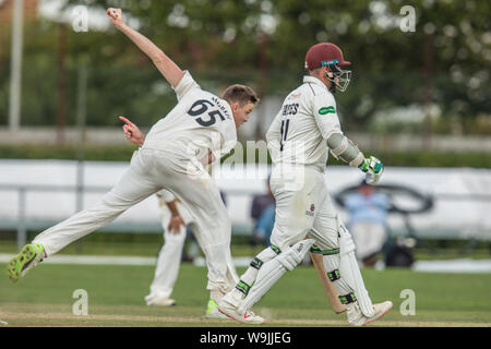 Londra, Regno Unito. 13 Agosto, 2019. Morne Morkel bowling per Surrey contro Somerset al giorno due del 2° XI Campionato della contea a sud del gioco di gruppo presso la LSE sportivo, New Malden. David Rowe/Alamy Live News Foto Stock