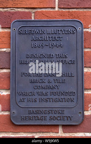 Lapide commemorativa Lutyens & questo 1905 edificio progettato per il Mattone Daneshill Tile & Co Foto Stock