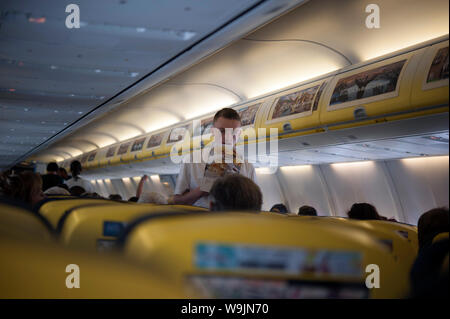 Ryanair steward vendere mercanzia, interni di aeromobili, Aeroporto di Dublino, spade, Dublino, Irlanda, Europa Foto Stock