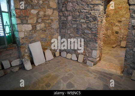 Visualizzazione di antiche lapidi presso il Cimitero Ebraico in Messapion Street nel centro di Chalkidas. Il cimitero ebraico di Halkida è uno dei più impo Foto Stock