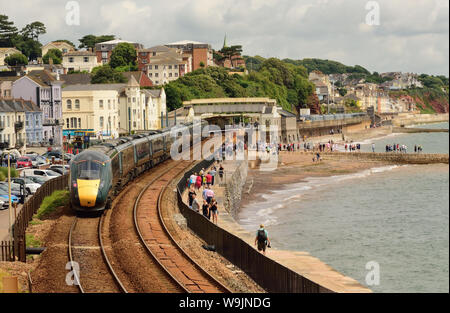 Un treno Intercity Express in direzione est che passa attraverso Dawlish, South Devon. Foto Stock