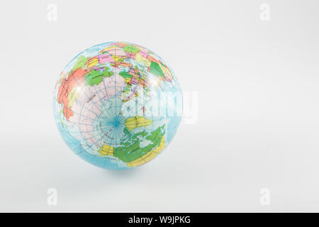 Emisfero settentrionale di un globo mondo isolato su sfondo bianco. Viaggi, ambiente e il concetto di istruzione. Foto Stock