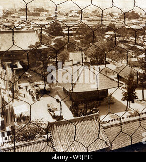 [ 1900 Giappone - Osaka dal Tempio Shitennoji ] - Vista di Osaka tra la pagoda di Shitennoji Temple di Tennoji. Il fotografo sembrava west. Shitennoji Tempio fu fondata dal Principe Shotoku (Shotoku Taishi, 574-622) in 593 durante il Giappone prima ondata di costruzione del tempio. Xx secolo stereoview vintage. Foto Stock