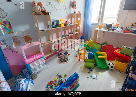 Anapa, Russia - 8 Agosto 2019: pasticcio dopo lasciando gli ospiti nella stanza dei bambini Foto Stock