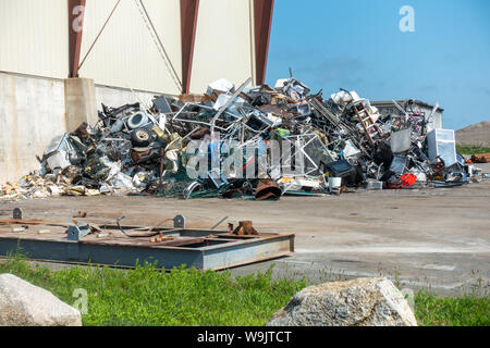 Grande Mucchio, pile o mucchio di rottami di metallo in corrispondenza del sistema integrato di gestione dei rifiuti solidi in struttura Bourne, Cape Cod, Massachusetts, STATI UNITI D'AMERICA Foto Stock