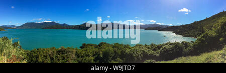 Un ampia vista panoramica della splendida Marlbough suoni, Nuova Zelanda, acque scintillanti, cielo azzurro nessuno nell'immagine Foto Stock