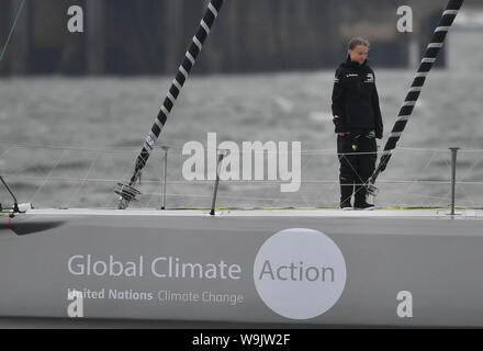 Attivista del clima Greta Thunberg inizia il suo viaggio verso gli Stati Uniti da Plymouth sulla malizia II, a partecipare a dimostrazioni del clima nel paese il 20 settembre e 27 e intervenire presso le Nazioni Unite Azione per il clima vertice. Foto Stock