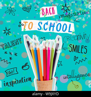 Collage di matite di colori differenti in un cono di cialda, testo torna a scuola come una rivista intaglio, alcuni disegni e scuola parole correlate in un b Foto Stock