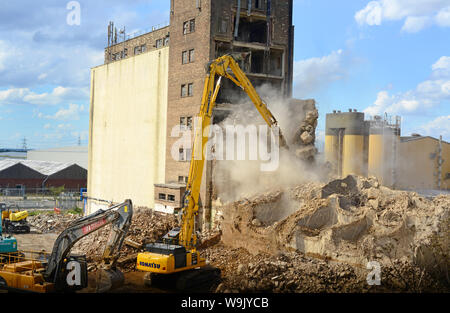 High Reach Demolition braccio industriale la demolizione di struttura in calcestruzzo di Eggborough Yorkshire Regno Unito Foto Stock