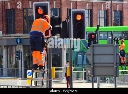 Tecnico di manutenzione lavorando sul sistema di semafori nella città di Leeds Yorkshire Regno Unito Foto Stock