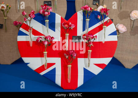 Unione Jack cuore, non dimentichiamolo display a Southport Flower Show, Victoria Park, Regno Unito Foto Stock