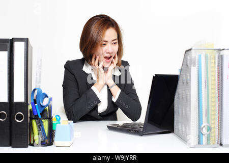 L'Asian business donna sorpresa con la sua performance da parte del cliente Foto Stock