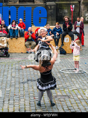 Edimburgo, Scozia, Regno Unito, 14 agosto 2019. Edinburgh Festival Fringe: i frequentatori del Festival guarda gli artisti e gli spettacoli di strada sul Royal Mile. Queste donne acrobatico australiano esecutori sono chiamati il cameriere Foto Stock