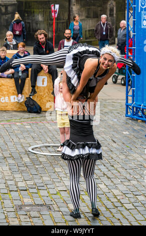 Edimburgo, Scozia, Regno Unito, 14 agosto 2019. Edinburgh Festival Fringe: i frequentatori del Festival guarda gli artisti e gli spettacoli di strada sul Royal Mile. Queste donne acrobatico australiano esecutori sono chiamati il cameriere Foto Stock