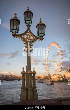 Il London Eye al tramonto, visto dal Westminster Bridge, South Bank di Londra, Inghilterra, Regno Unito, Europa Foto Stock