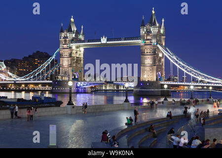 I turisti di fronte al Municipio, il fiume Tamigi e il Tower Bridge di Londra, Inghilterra, Regno Unito, Europa Foto Stock