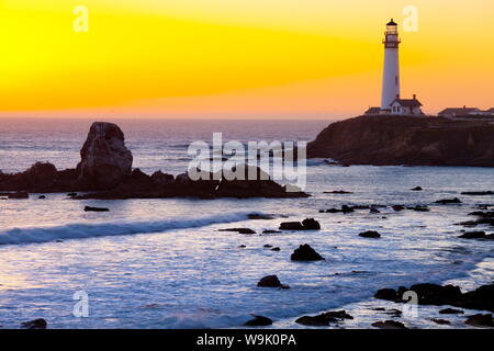 Pigeon Point Lighthouse al tramonto, California, Stati Uniti d'America, America del Nord Foto Stock