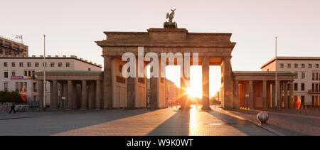 La Porta di Brandeburgo (Brandenburger Tor) all'alba, Platz des 18 Marz, Berlin Mitte, Berlin, Germania, Europa Foto Stock