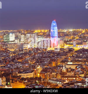 Lo Skyline di Barcellona con Torre Agbar Tower, Barcellona, in Catalogna, Spagna, Europa Foto Stock