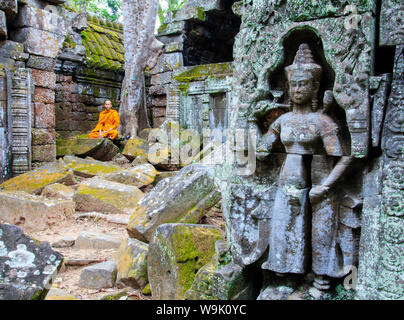 Monaco buddista seduto in una rovina tempio di Angkor, Sito Patrimonio Mondiale dell'UNESCO, Siem Reap, Cambogia, Indocina, Asia sud-orientale, Asia Foto Stock