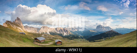 Panorama di verdi prati e malghe delle Odle mountain range visto dal Seceda, Val Gardena, Trentino Alto Adige, Italia, Europa Foto Stock