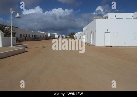 Una solitudine estrema in bianco-walled village di Caleta de Sebo (La Graciosa Island, Lanzarote, Isole Canarie) su un marzo pomeriggio. Foto Stock