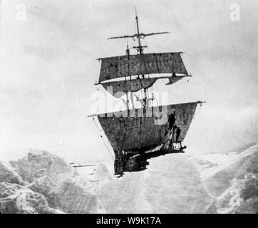 Il Nimrod, Ernest Shackleton nave tenuto nel ghiaccio sul British Antarctic Expedition al Polo Sud nel 1908-1909, fotografia Foto Stock