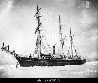 La nave di Ernest Shackleton Nimrod si tenne sul ghiaccio sulla spedizione Nimrod al Polo Sud nel 1908-1909, fotografia Foto Stock