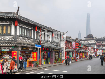 Negozi Tradizionali e ristoranti sul Medio Fangbang Road con la Shanghai Tower in distanza, Città Vecchia, Shanghai, Cina Foto Stock